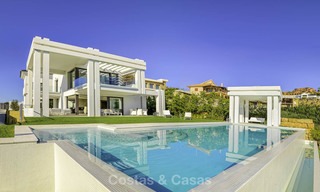 Elegante villa in designerstijl te koop, eerstelijn golf, gelegen in een vijfsterren golfresort aan de New Golden Mile, Marbella - Benahavis 13856 