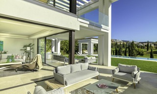 Elegante villa in designerstijl te koop, eerstelijn golf, gelegen in een vijfsterren golfresort aan de New Golden Mile, Marbella - Benahavis 13858 