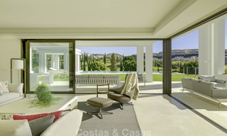 Elegante villa in designerstijl te koop, eerstelijn golf, gelegen in een vijfsterren golfresort aan de New Golden Mile, Marbella - Benahavis 13859 