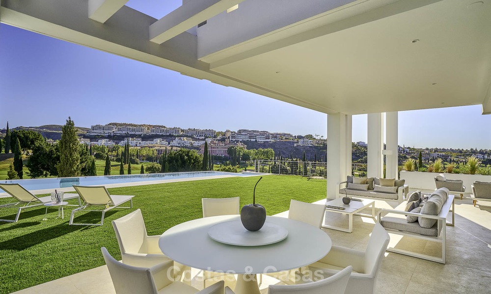 Elegante villa in designerstijl te koop, eerstelijn golf, gelegen in een vijfsterren golfresort aan de New Golden Mile, Marbella - Benahavis 13860