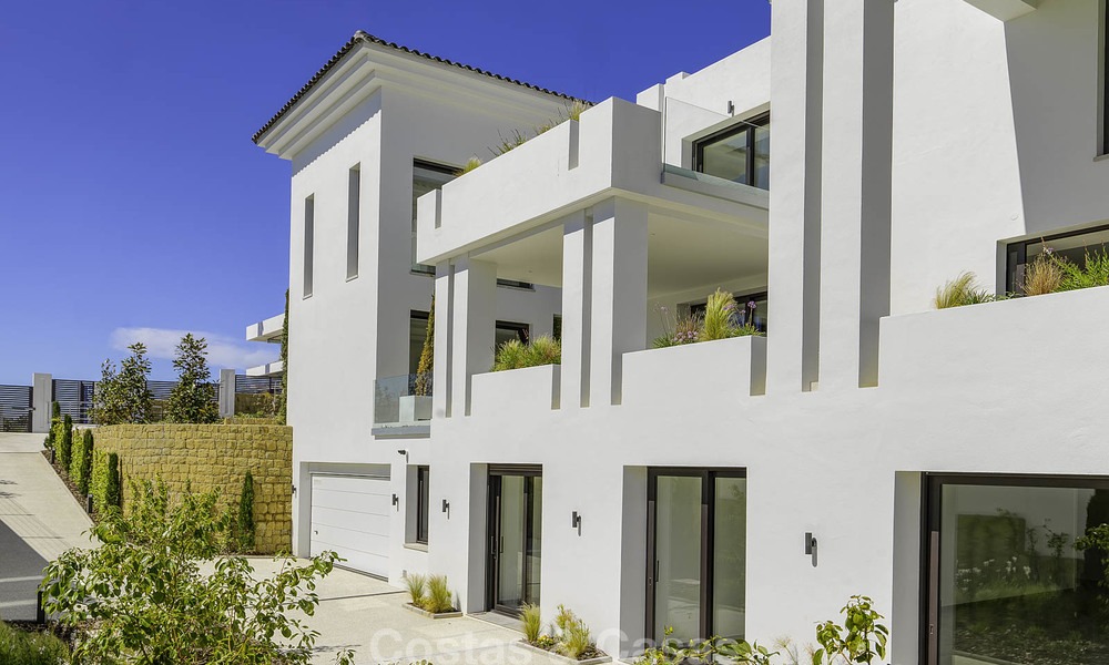 Elegante villa in designerstijl te koop, eerstelijn golf, gelegen in een vijfsterren golfresort aan de New Golden Mile, Marbella - Benahavis 13861