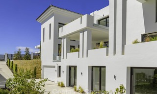 Elegante villa in designerstijl te koop, eerstelijn golf, gelegen in een vijfsterren golfresort aan de New Golden Mile, Marbella - Benahavis 13861 