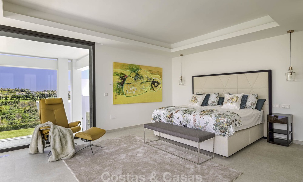 Elegante villa in designerstijl te koop, eerstelijn golf, gelegen in een vijfsterren golfresort aan de New Golden Mile, Marbella - Benahavis 13865