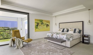 Elegante villa in designerstijl te koop, eerstelijn golf, gelegen in een vijfsterren golfresort aan de New Golden Mile, Marbella - Benahavis 13865 