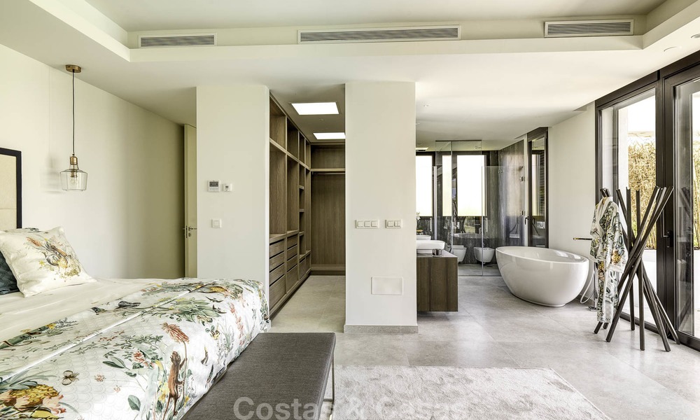 Elegante villa in designerstijl te koop, eerstelijn golf, gelegen in een vijfsterren golfresort aan de New Golden Mile, Marbella - Benahavis 13866