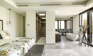 Elegante villa in designerstijl te koop, eerstelijn golf, gelegen in een vijfsterren golfresort aan de New Golden Mile, Marbella - Benahavis 13866 