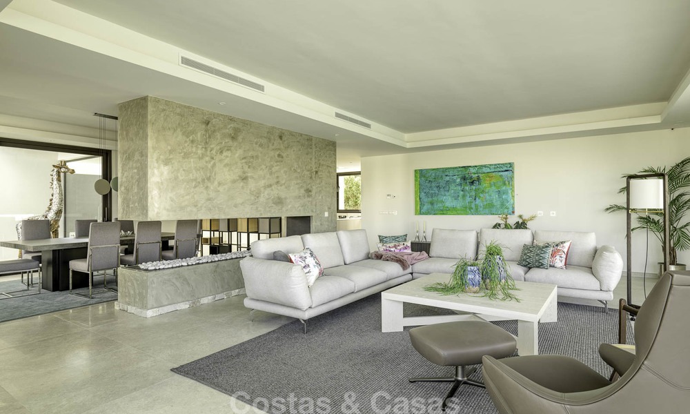 Elegante villa in designerstijl te koop, eerstelijn golf, gelegen in een vijfsterren golfresort aan de New Golden Mile, Marbella - Benahavis 13869