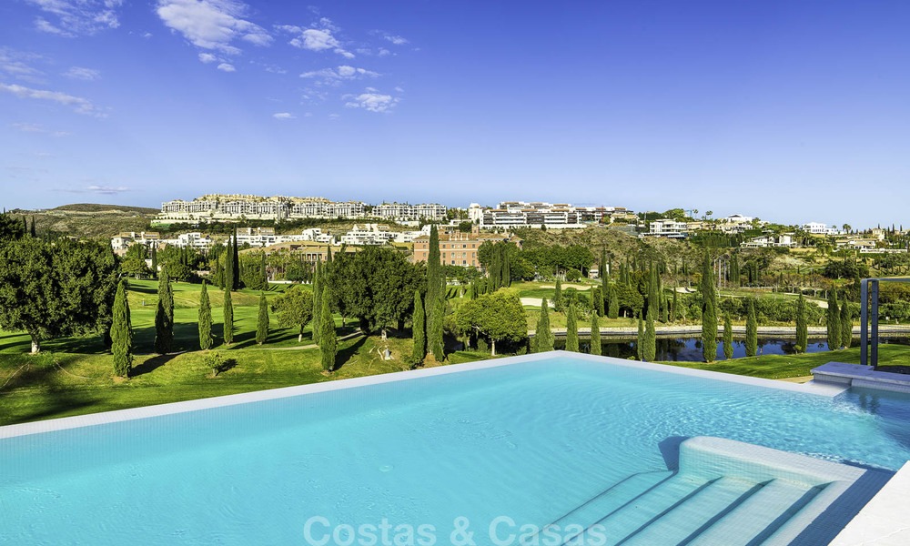 Elegante villa in designerstijl te koop, eerstelijn golf, gelegen in een vijfsterren golfresort aan de New Golden Mile, Marbella - Benahavis 13873