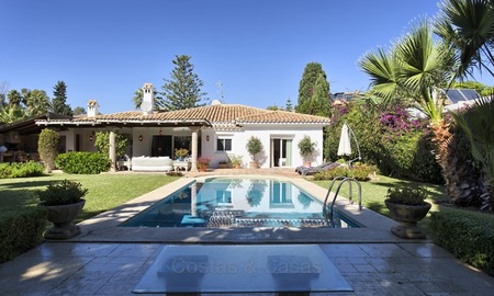 Villa - Bungalow te koop aan de Strandzijde van de New Golden Mile, op loopafstand van het strand, Marbella, Estepona 2200