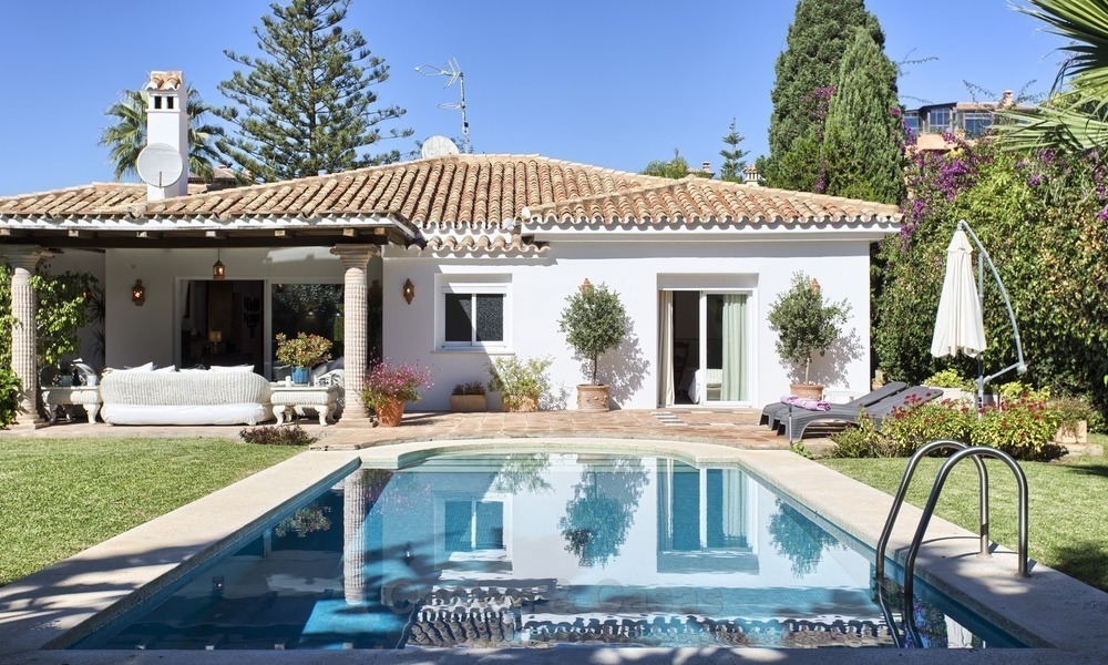 Villa - Bungalow te koop aan de Strandzijde van de New Golden Mile, op loopafstand van het strand, Marbella, Estepona 2202