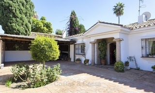 Villa - Bungalow te koop aan de Strandzijde van de New Golden Mile, op loopafstand van het strand, Marbella, Estepona 2230 
