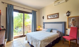 Elegante villa in Andalusische stijl in een Beveiligde Community met uitzicht op Zee en de Bergen, te koop in Benahavis, Marbella 5169 