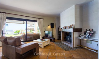 Elegante villa in Andalusische stijl in een Beveiligde Community met uitzicht op Zee en de Bergen, te koop in Benahavis, Marbella 5188 