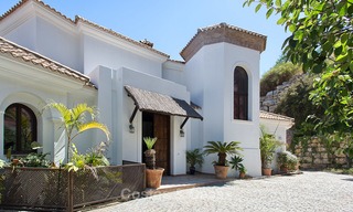 Elegante villa in Andalusische stijl in een Beveiligde Community met uitzicht op Zee en de Bergen, te koop in Benahavis, Marbella 5198 