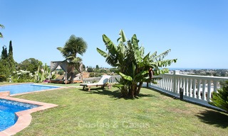 Elegante villa in Andalusische stijl in een Beveiligde Community met uitzicht op Zee en de Bergen, te koop in Benahavis, Marbella 5158 