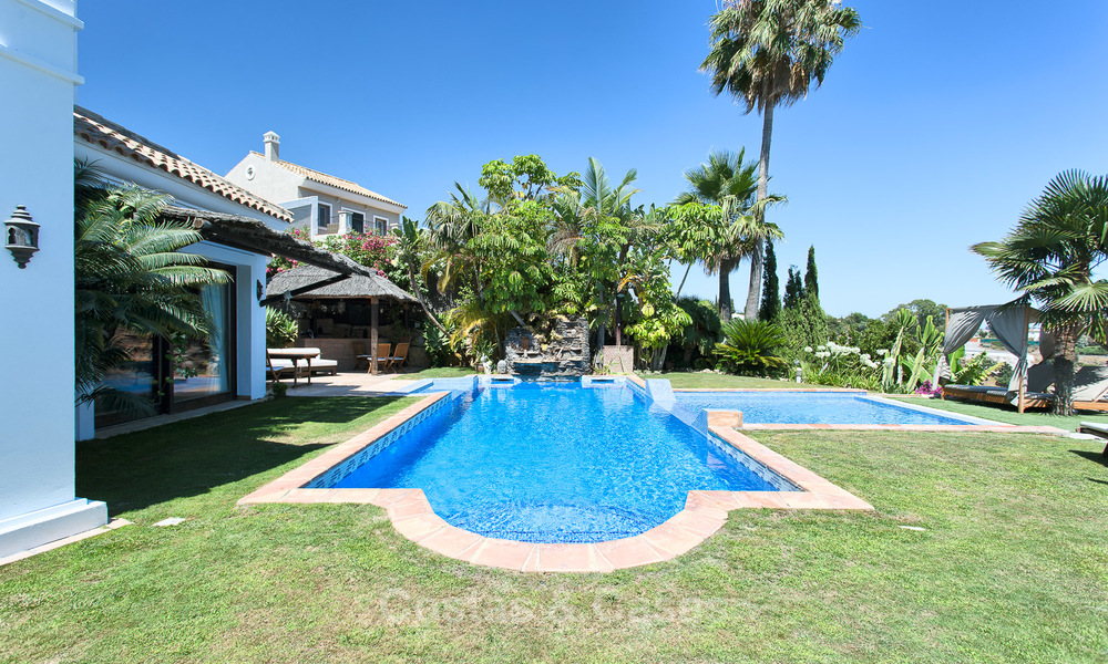 Elegante villa in Andalusische stijl in een Beveiligde Community met uitzicht op Zee en de Bergen, te koop in Benahavis, Marbella 5157