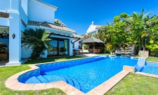 Elegante villa in Andalusische stijl in een Beveiligde Community met uitzicht op Zee en de Bergen, te koop in Benahavis, Marbella 5159 