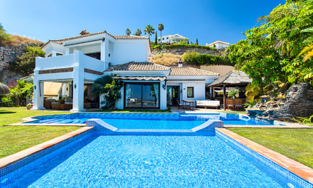 Elegante villa in Andalusische stijl in een Beveiligde Community met uitzicht op Zee en de Bergen, te koop in Benahavis, Marbella 5160