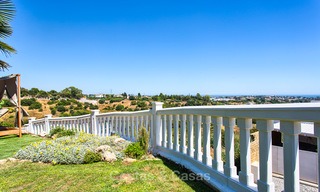 Elegante villa in Andalusische stijl in een Beveiligde Community met uitzicht op Zee en de Bergen, te koop in Benahavis, Marbella 5162 