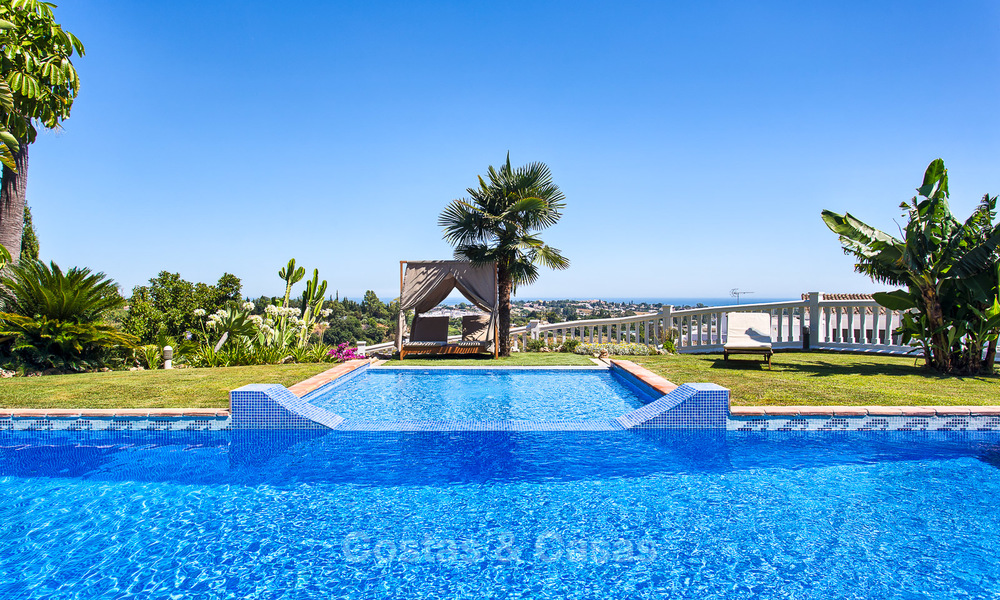 Elegante villa in Andalusische stijl in een Beveiligde Community met uitzicht op Zee en de Bergen, te koop in Benahavis, Marbella 5163