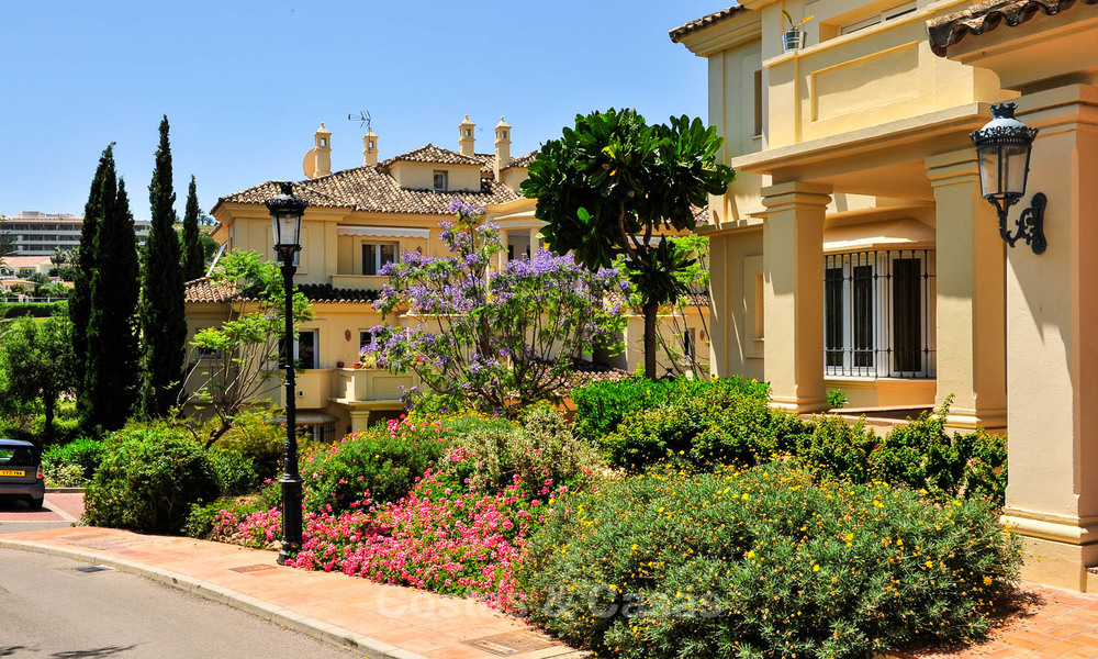 Eerstelijn golf modern gerenoveerd luxe appartement te koop in Nueva Andalucia - Marbella 2896