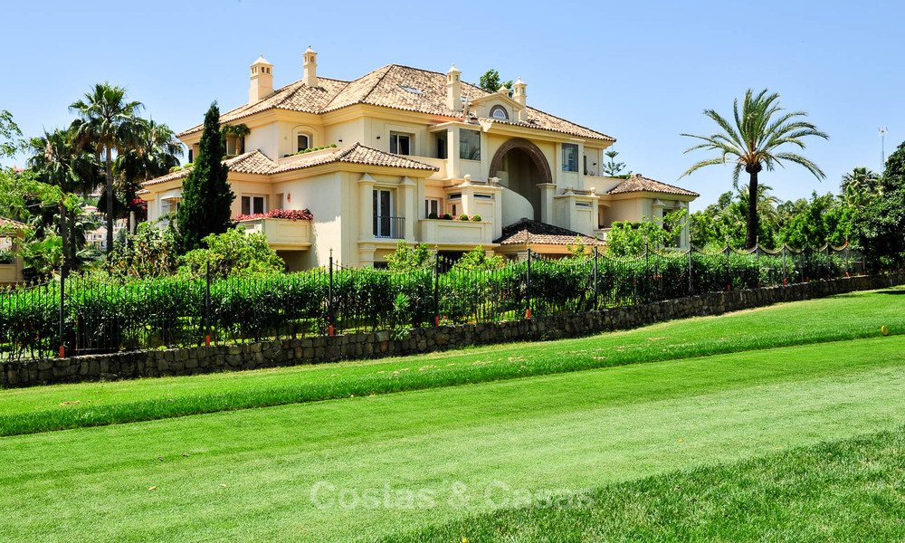 Eerstelijn golf modern gerenoveerd luxe appartement te koop in Nueva Andalucia - Marbella 2900