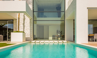 Instapklare Moderne Villa te koop, vlakbij Golf met uitzicht op Zee, in Benahavis - Marbella 33942 