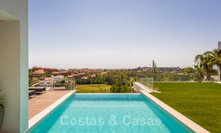Instapklare Moderne Villa te koop, vlakbij Golf met uitzicht op Zee, in Benahavis - Marbella 33946 