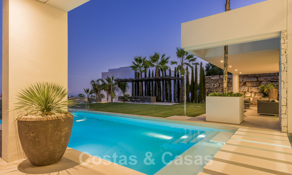 Instapklare Moderne Villa te koop, vlakbij Golf met uitzicht op Zee, in Benahavis - Marbella 33953