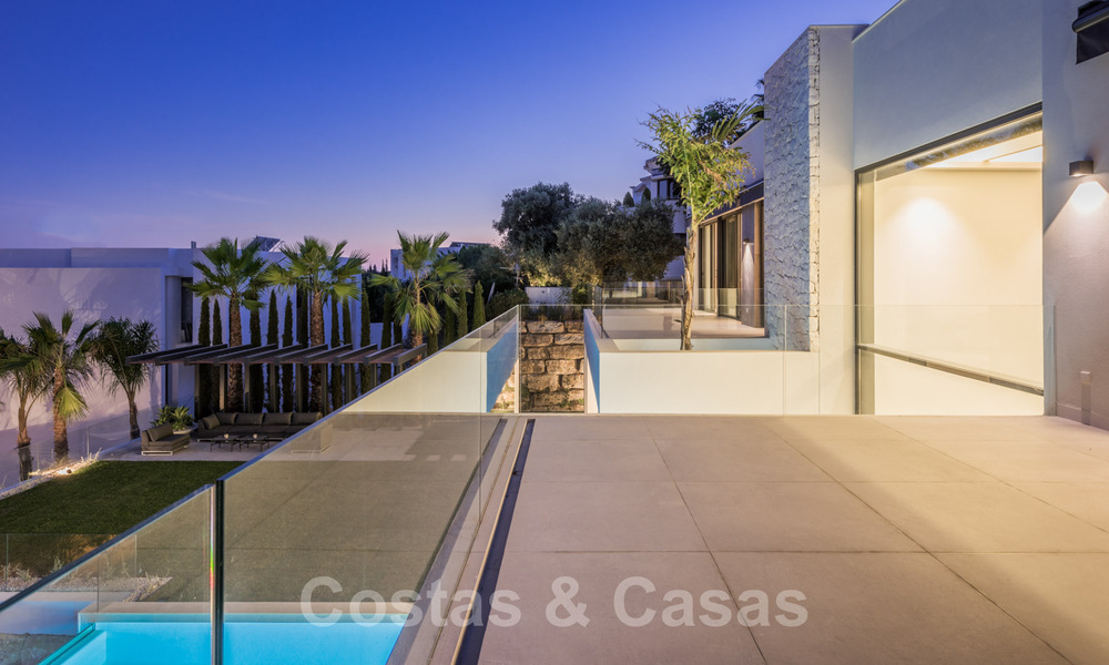 Instapklare Moderne Villa te koop, vlakbij Golf met uitzicht op Zee, in Benahavis - Marbella 33963