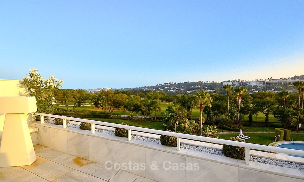 Eerstelijn golf modern, ruim, luxe penthouse te koop in Nueva Andalucia - Marbella 2549
