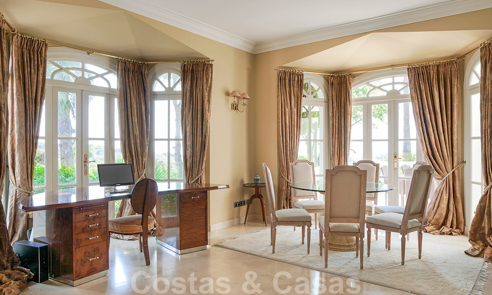 Exclusieve villa te koop op een groot perceel met zeezicht in Marbella - Estepona 33980