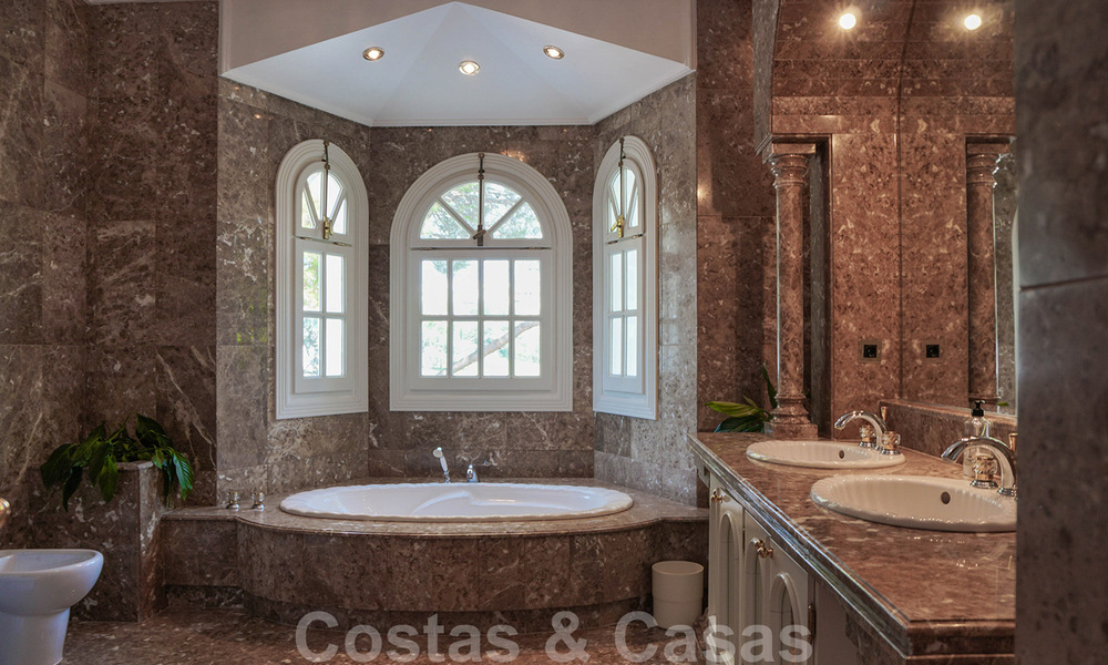 Exclusieve villa te koop op een groot perceel met zeezicht in Marbella - Estepona 33985
