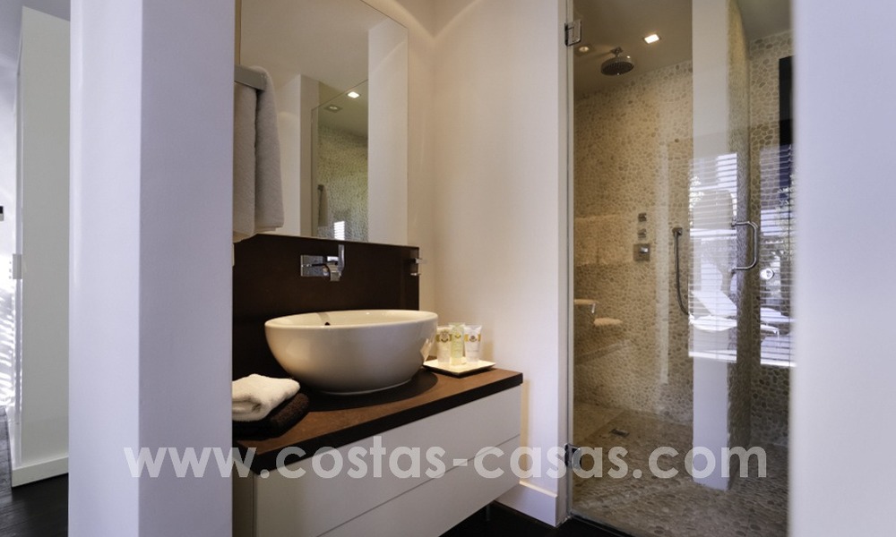 Gerenoveerde villa te koop in een Contemporaine stijl, vlakbij het strand in Los Monteros, Marbella 2656