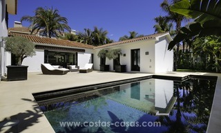 Gerenoveerde villa te koop in een Contemporaine stijl, vlakbij het strand in Los Monteros, Marbella 2663 