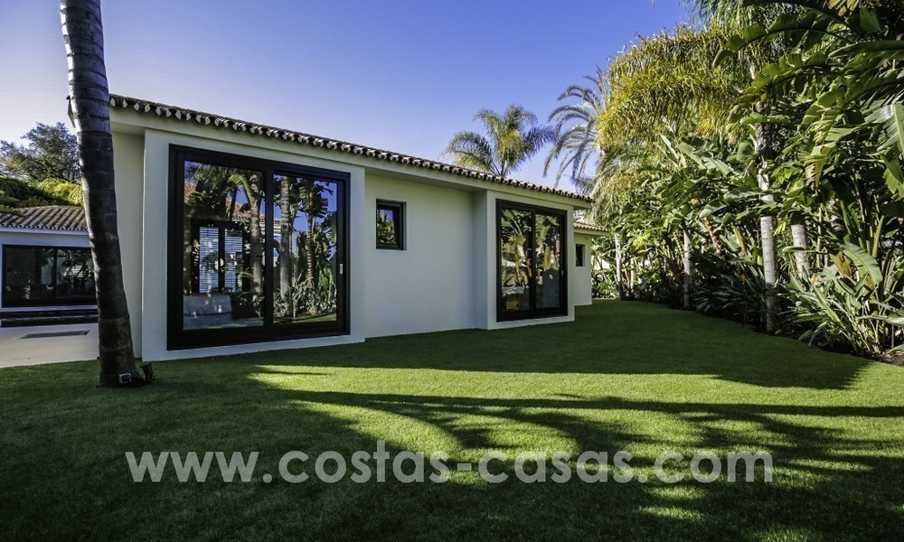 Gerenoveerde villa te koop in een Contemporaine stijl, vlakbij het strand in Los Monteros, Marbella 2670