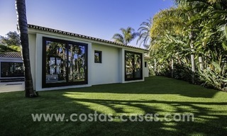 Gerenoveerde villa te koop in een Contemporaine stijl, vlakbij het strand in Los Monteros, Marbella 2670 