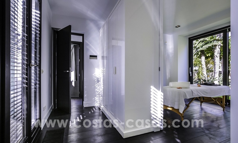 Gerenoveerde villa te koop in een Contemporaine stijl, vlakbij het strand in Los Monteros, Marbella 2672