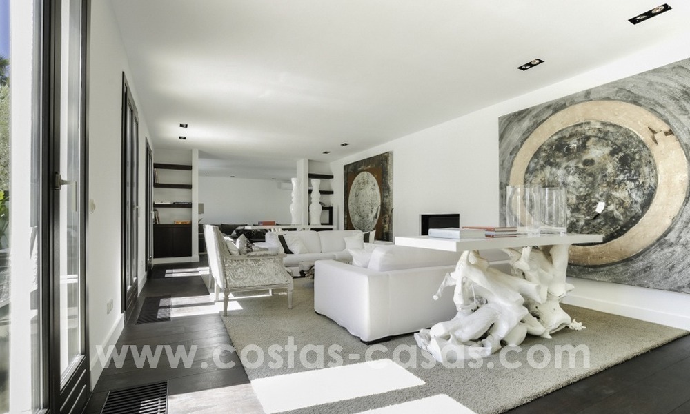 Gerenoveerde villa te koop in een Contemporaine stijl, vlakbij het strand in Los Monteros, Marbella 2673