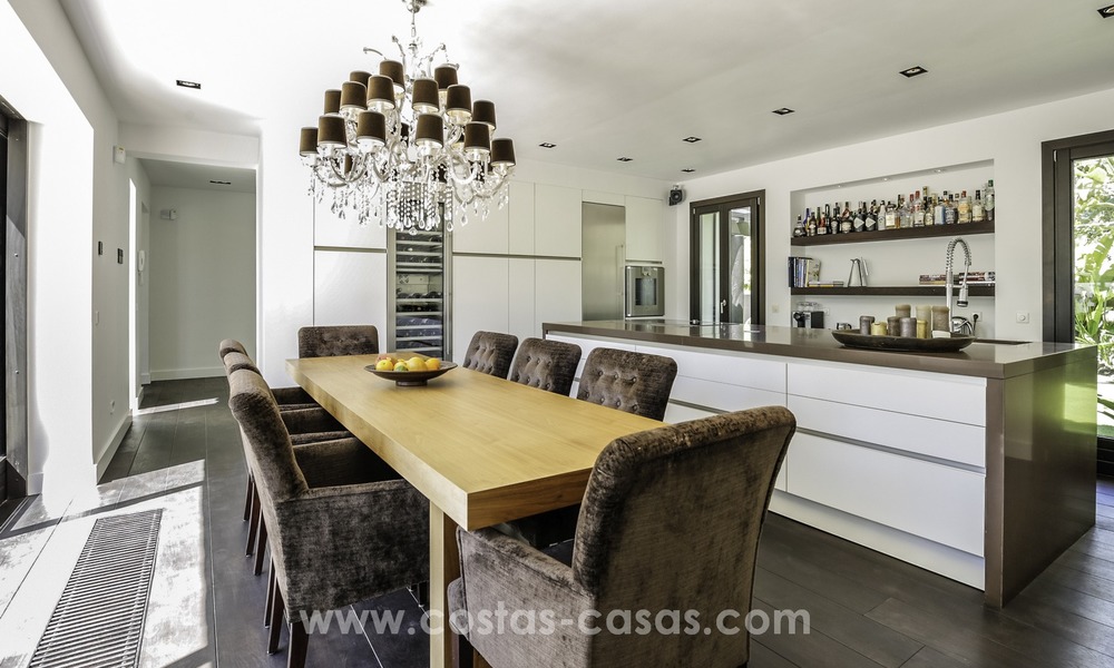 Gerenoveerde villa te koop in een Contemporaine stijl, vlakbij het strand in Los Monteros, Marbella 2676