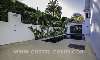 Gerenoveerde villa te koop in een Contemporaine stijl, vlakbij het strand in Los Monteros, Marbella 2681 