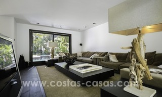 Gerenoveerde villa te koop in een Contemporaine stijl, vlakbij het strand in Los Monteros, Marbella 2683 