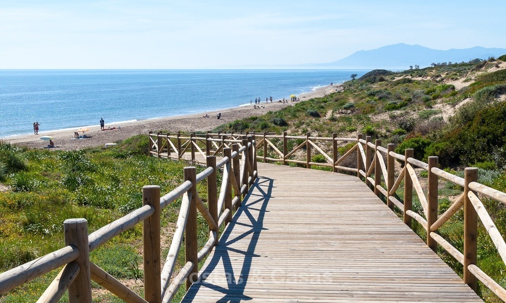 Moderne nieuwe villa´s te koop met zeezicht en op wandelafstand tot het strand en de jachthaven op de grens van Mijas en Marbella 2746