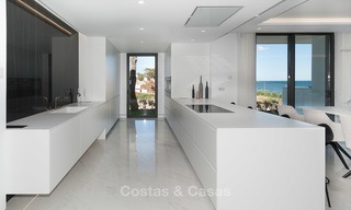 Exclusieve, Nieuwe, Moderne eerstelijns strand Appartementen te koop, Marbella - Estepona. Herverkopen beschikbaar. 3004 