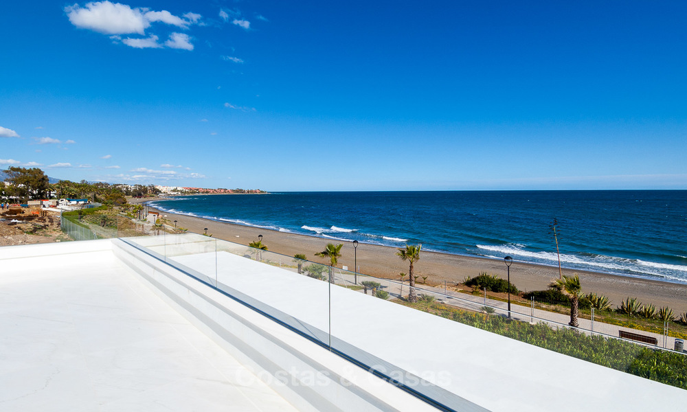 Exclusieve, Nieuwe, Moderne eerstelijns strand Appartementen te koop, Marbella - Estepona. Herverkopen beschikbaar. 3022