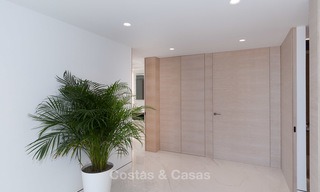 Exclusieve, Nieuwe, Moderne eerstelijns strand Appartementen te koop, Marbella - Estepona. Herverkopen beschikbaar. 3025 