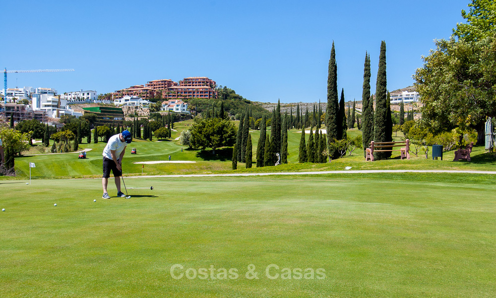 Luxe Penthouse appartement te koop in een vijfsterren golfresort op de New Golden Mile in Benahavis - Marbella 3075