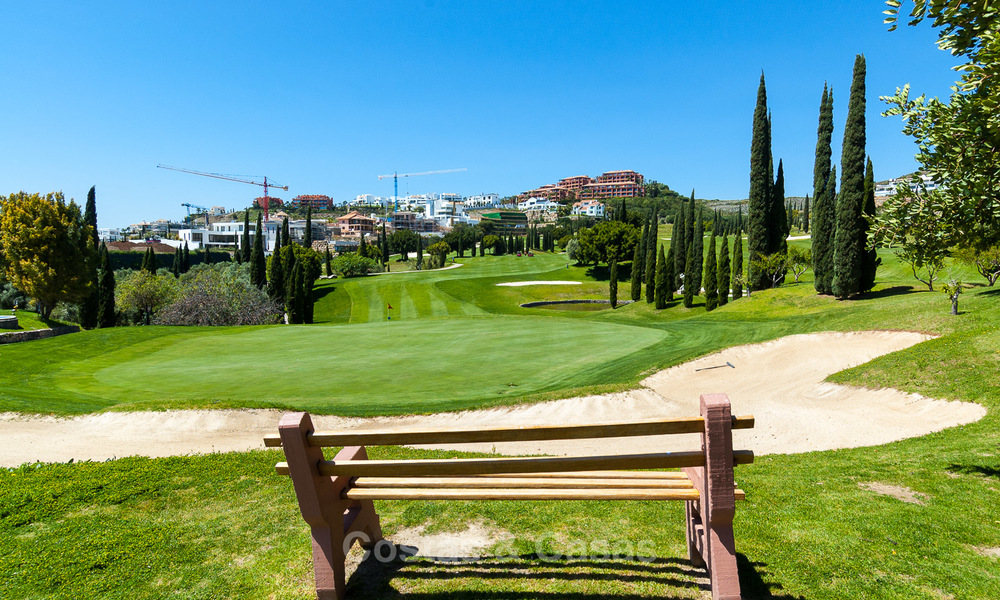 Luxe Penthouse appartement te koop in een vijfsterren golfresort op de New Golden Mile in Benahavis - Marbella 3078