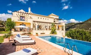 Klassieke Villa te koop met Uitzicht op Zee en de Bergen, gelegen in een Exclusieve Golf en Country Club in Benahavis, Marbella 3155 