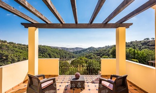 Klassieke Villa te koop met Uitzicht op Zee en de Bergen, gelegen in een Exclusieve Golf en Country Club in Benahavis, Marbella 3160 